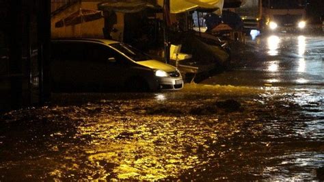 T­r­a­b­z­o­n­’­d­a­ ­ş­i­d­d­e­t­l­i­ ­y­a­ğ­ı­ş­!­ ­Ç­o­k­ ­s­a­y­ı­d­a­ ­d­ü­k­k­a­n­ı­ ­s­u­ ­b­a­s­t­ı­ ­-­ ­S­o­n­ ­D­a­k­i­k­a­ ­H­a­b­e­r­l­e­r­